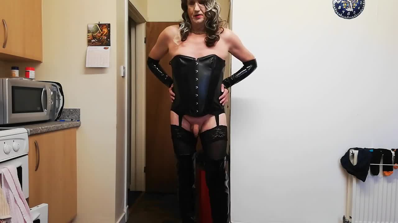 Sissy Linzi - Cumdump